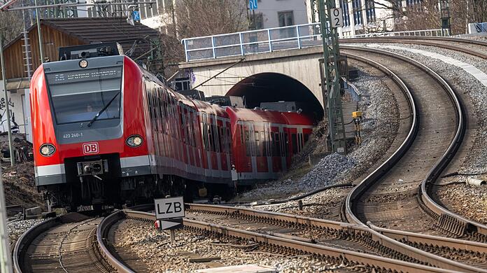 Rund jede zehnte S-Bahn hatte im vergangenen Jahr eine Verspätung von mindestens sechs Minuten. (Archivbild)