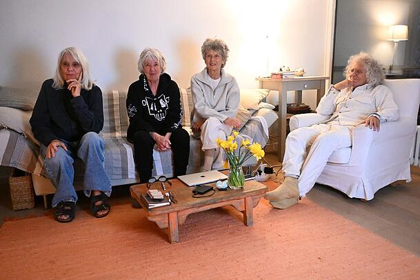 "Die Frauen": Langhans mit (von links) Gisela Getty, Christa Ritter und Brigitte Streubel in Schwabing. "Die Frauen": Langhans mit (von links) Gisela Getty, Christa Ritter und Brigitte Streubel in Schwabing.