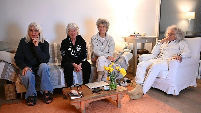 "Die Frauen": Langhans mit (von links) Gisela Getty, Christa Ritter und Brigitte Streubel in Schwabing. "Die Frauen": Langhans mit (von links) Gisela Getty, Christa Ritter und Brigitte Streubel in Schwabing.