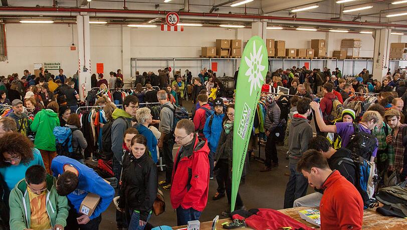 Beim Alpinflohmarkt gibt es alles rund um Bergsport – ob Kleidung, Ausrüstung oder Bücher.