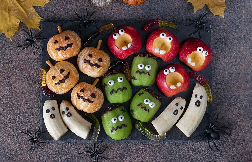 Diese süßen Obst-Geister bringen ordentlich Vitamine auf Ihr Halloween-Buffet. Halbieren Sie Bananen und beträufeln Sie sie mit Zitronensaft, damit sie hell bleiben. Gestalten Sie Augen und Mund mit Rosinen, getrockneten Aroniabeeren oder Schoko-Drops. Ebenso werden geschälte Kiwis mit etwas geschmolzener dunkler Schokolade für Mund und Augen zu kleinen Geistern. Diese süßen Obst-Geister bringen ordentlich Vitamine auf Ihr Halloween-Buffet. Halbieren Sie Bananen und beträufeln Sie sie mit Zitronensaft, damit sie hell bleiben. Gestalten Sie Augen und Mund mit Rosinen, getrockneten Aroniabeeren oder Schoko-Drops. Ebenso werden geschälte Kiwis mit etwas geschmolzener dunkler Schokolade für Mund und Augen zu kleinen Geistern.