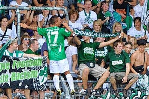 Publikumsliebling, Vize-Kapitän und nun auch noch Matchwinner: Mit Stephan Schröck feiern die Fürther Fans am liebsten.