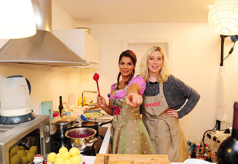 Die AZ kocht auf VOX: Bei "Das perfekte Promi-Dinner" ist die Leute-Redakteurin Kimberly Hoppe das kleine Küchenhelferlein von Sängerin und Dschungelteilnehmerin Indira Weis. Als Gäste bewirten die Beiden die Dschungelkandidaten Jay, Froonck Matthée und Katy Karrenbauer.