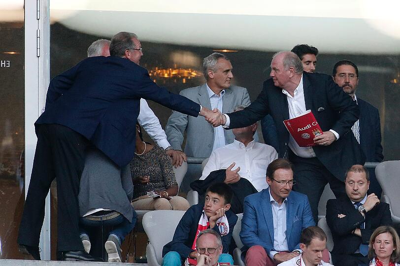 Uli Hoeneß unter den Zuschauern in der Allianz Arena.