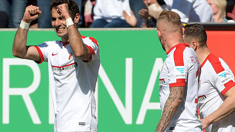 Der FC Augsburg meldet sich stark zurück: 4:0 besiegt der FCA den Konkurrenten aus Hamburg