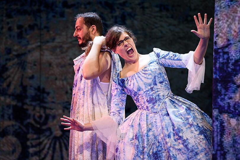 Mehr als nur ein Hauch von Klamauk: Irakli Atanelishvili und Kathrin Zukowski in der Oper &bdquo;Socrate immaginario&ldquo; von Giovanni Paisiello.
