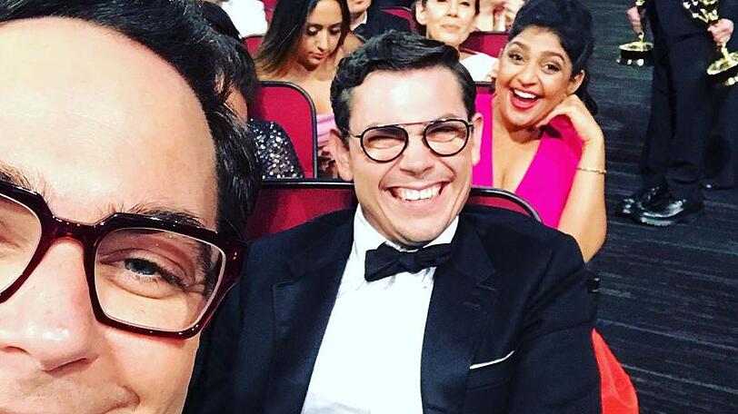 Jim Parsons (l.) postet ein Selfie von der Verleihung der Creative Arts Emmys