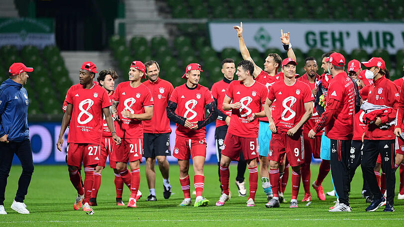 Die Bayern jubeln nach dem Sieg gegen Werder Bremen, der gleichbedeutend mit der achten Meisterschaft in Folge war.