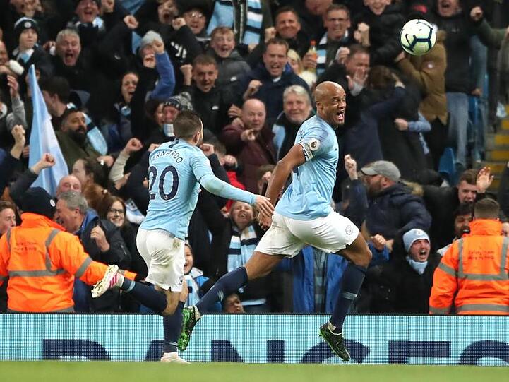Vincent Kompany (r) war mit seinem Treffer der Matchwinner für Manchester City.
