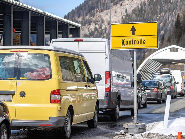 Ein Straßenschild weist auf Kontrollen am Grenzpass Brenner hin. Foto: Expa/Johann Groder/APA/dpa