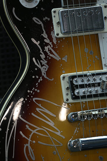 Von wem diese E-Gitarre stammt? Von ZZ Top!