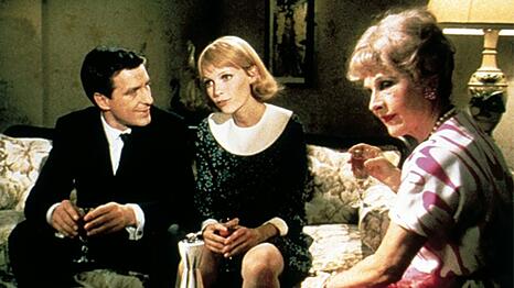 Des Teufels Ziel ist es, mit "Rosemaries Baby" einen satanischen Nachkommen auf die Welt loszulassen. Doch welche Rolle spielt die Nachbarin von Guy (John Cassavetes) und Rosemarie (Mia Farrow, Mitte), Minnie (Ruth Gordon), in dem d&auml;monischen Plan?