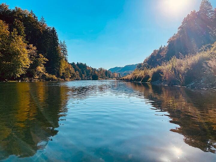 Start in Baierbrunn. Solange die Sonne noch über die Bäume an der Isar kommt, ist es angenehm warm auf dem SUP. Start in Baierbrunn. Solange die Sonne noch über die Bäume an der Isar kommt, ist es angenehm warm auf dem SUP.