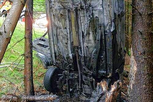 Der Opel wurde in die Erde gerammt und ging in Flammen auf.