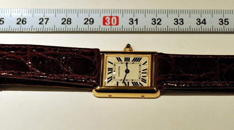 Die Täter suchten Schmuck: Eine Uhr und ein Ring sind ein Teil ihrer Beute. Die Schmuckstücke sind nie wieder aufgetaucht.