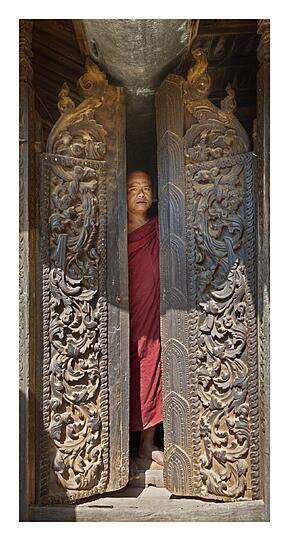 Heute wie vor hundert Jahren: Der Abt des Tai Low Ko Klosters in Salay steht hinter der Eingangstür, der Abt des längst zerstörten Goldenen Klosters zu Mandalay zeigt sich immerhin vor dem prachtvollen Tor.