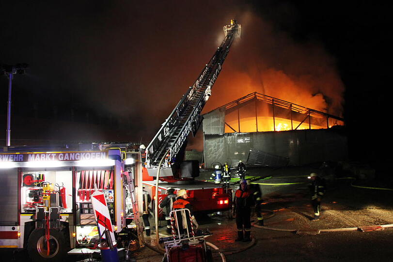 Spektakuläre Bilder: In Gangkofen (Landkreis Rottal-Inn) ist eine Lagerhalle durch ein Feuer vollständig zerstört worden. Die Feuerwehr kämpfte gegen die Flammen.