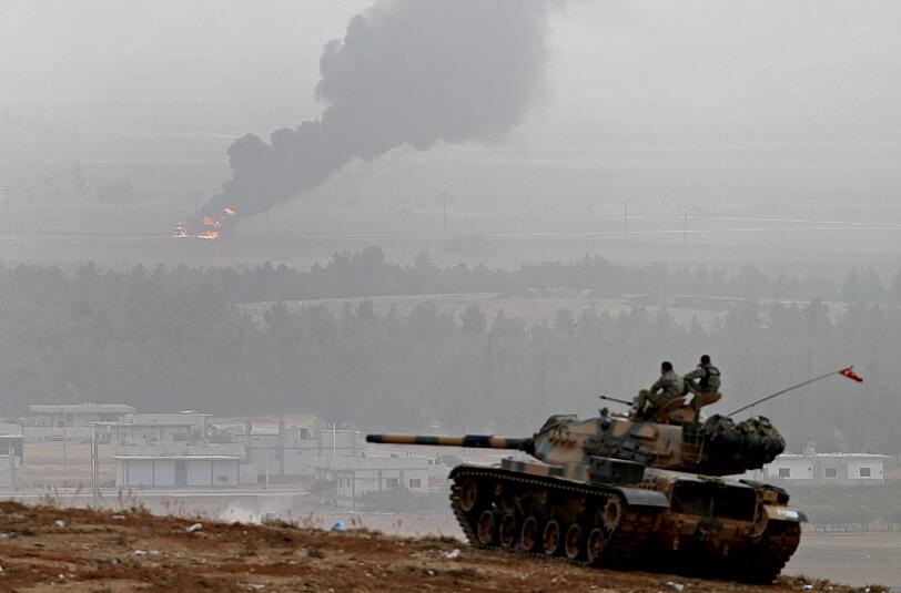 Nur Beobachter: Türkische Soldaten beobachten von ihrem Panzer aus den Kampf um Kobane hinter der Grenze in Syrien.