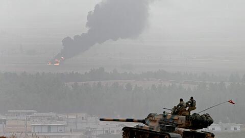 Nur Beobachter: Türkische Soldaten beobachten von ihrem Panzer aus den Kampf um Kobane hinter der Grenze in Syrien.