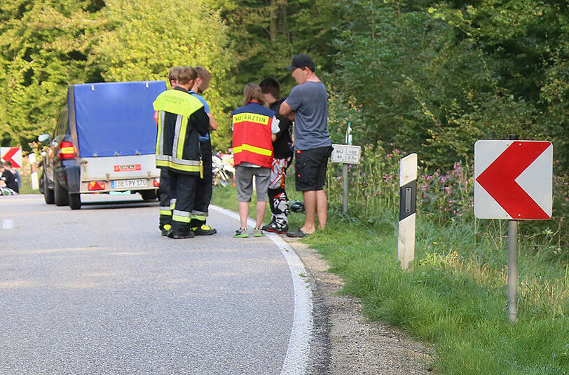 Eine Gruppe junger Männer und Frauen - rund 15 Biker - aus den Landkreisen Erding und Ebersberg waren am Samstag zu einem gemeinsamen Motorradausflug aufgebrochen.
