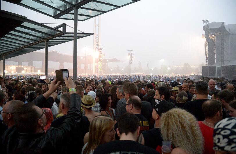 Beim Guns n' Roses-Konzert in Hannover waren die Besucher den Regengüssen schutzlos ausgeliefert.
