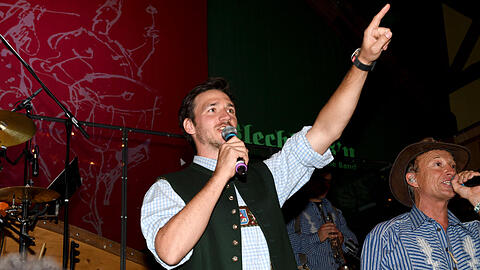 Felix Neureuther singt auf der Wiesn.