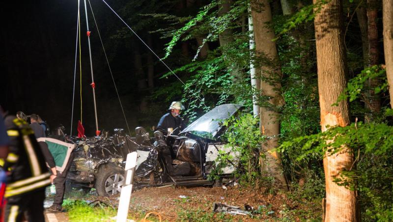 Das Autowrack wird nach dem schweren Unfall nahe Hofheim am Taunus geborgen. Das Autowrack wird nach dem schweren Unfall nahe Hofheim am Taunus geborgen.