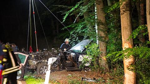 Das Autowrack wird nach dem schweren Unfall nahe Hofheim am Taunus geborgen.