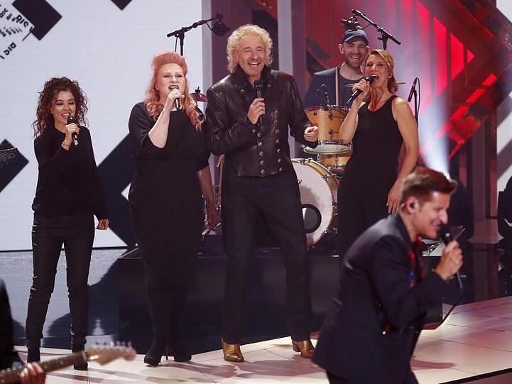 Eine verlorene Wette bringt Thomas Gottschalk und Pur zusammen.
