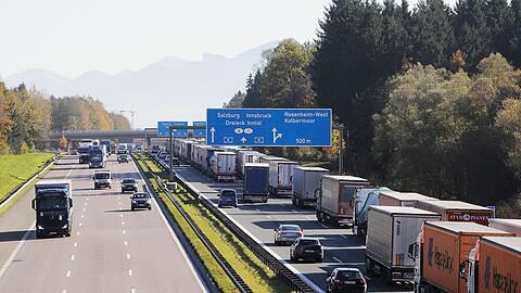 Kilometerlang stauten sich am Mittwoch die Lkw im Inntal auf der A8 in Richtung Österreich.