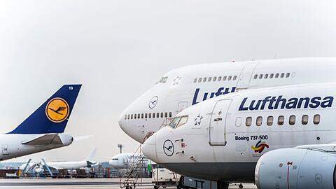 Lufthansa-Maschinen stehen auf dem Vorfeld.