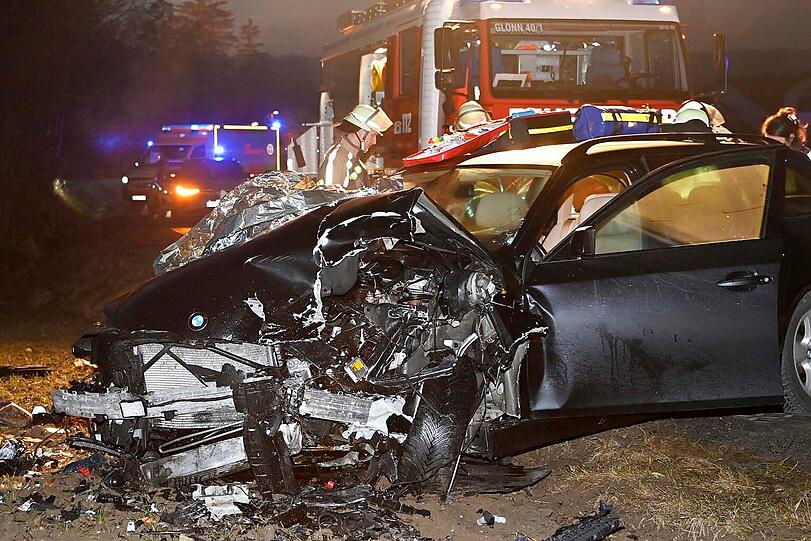 Bei einem heftigen Unfall bei Glonn sind drei Menschen verletzt und ins Krankenhaus gebracht worden.