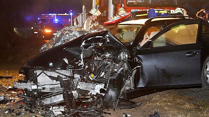 Bei einem heftigen Unfall bei Glonn sind drei Menschen verletzt und ins Krankenhaus gebracht worden.