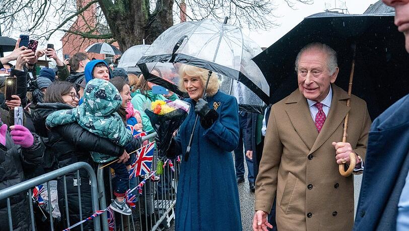 K&ouml;nig Charles III. und K&ouml;nigin Camilla in Dedham.