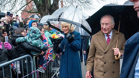 K&ouml;nig Charles III. und K&ouml;nigin Camilla in Dedham.