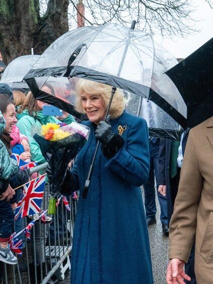 K&ouml;nig Charles III. und K&ouml;nigin Camilla in Dedham.