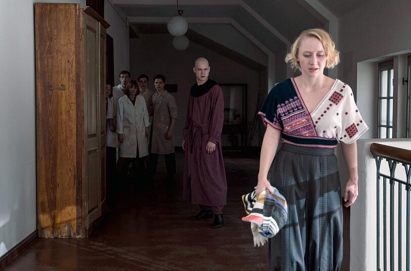 Dörte (Anna Maria Mühe) muss sich im Vorkurs mit dem strengen Meister Itten (Sven Schelker) und teilweise obskuren Ritualen auseinandersetzen. Dörte (Anna Maria Mühe) muss sich im Vorkurs mit dem strengen Meister Itten (Sven Schelker) und teilweise obskuren Ritualen auseinandersetzen.