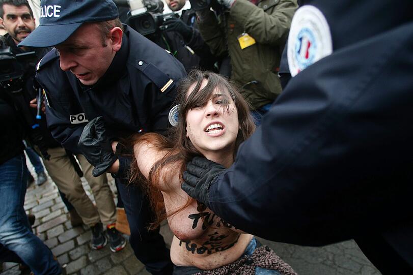 Vor dem Strauss-Kahm-Prozess: Femen-Frauen demontrieren mit blankem Busen.
