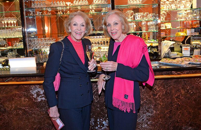 Alice und Ellen Kessler, weltberühmte Show-Zwillinge: "Weihnachten gehen wir auch heuer total entspannt an. Wir schenken uns wie immer nichts. Deshalb konnten wir die letzten Tage auch die brechend volle Münchner Innenstadt mit all den Christkindlmärkten meiden.
An Heiligabend besuchen wir erst das Grab unserer Mutter, danach gönnen wir uns ein Glaserl Champagner und Kaviar &ndash; aber den falschen. Die echte und viel teurere Variante schmeckt uns nicht mehr. Danach gibt es wunderbaren Lachs, lauwarm aus dem Ofen. Wir singen ein paar deutsche und italienische Weihnachtslieder und freuen uns, dass wir nicht irgendwo auftreten müssen."