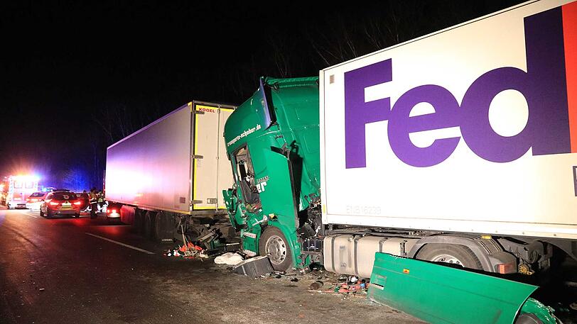 Nur wenige Stunden später kam es fast an der selben Stelle erneut zu einem tödlichen Unfall. Insgesamt drei Lkw waren daran beteiligt.