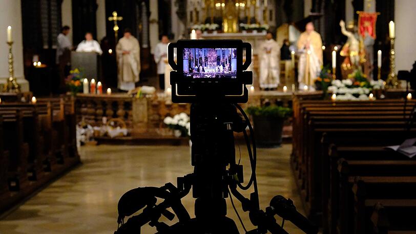 Viele Kirchen stellen gefilmte Messen online.