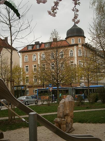 Am Jakob-Gelb-Platz blüht es jetzt auch rosa.