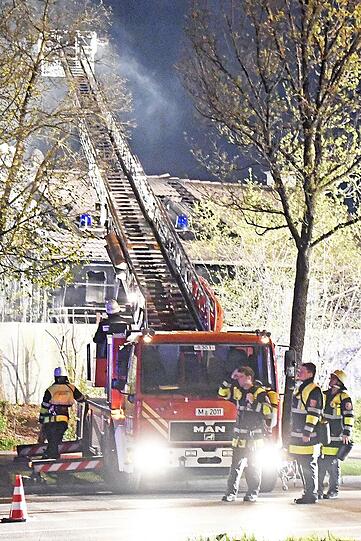 Das Feuer griff von der Garage auf das angrenzende Wohnhaus über.