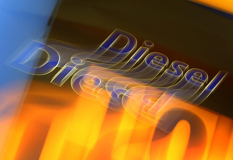 Das Wort Diesel, aufgenommen an einer Tankstelle in Pforzen in Schwaben, ist für viele immer noch ein Reizwort.
