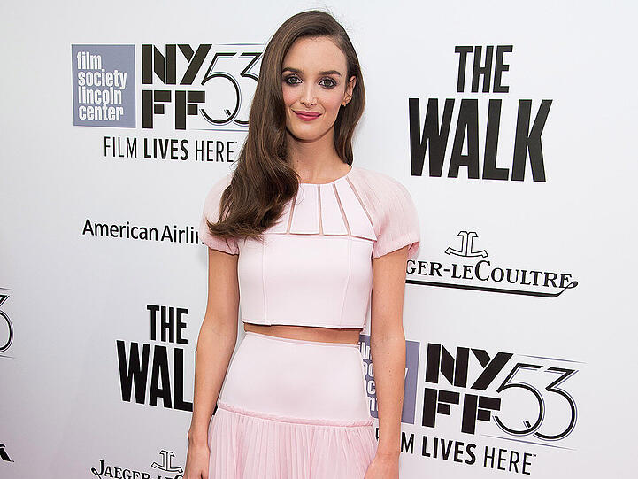 Charlotte Le Bon präsentiert sich in elfenhaftem Zartrosa