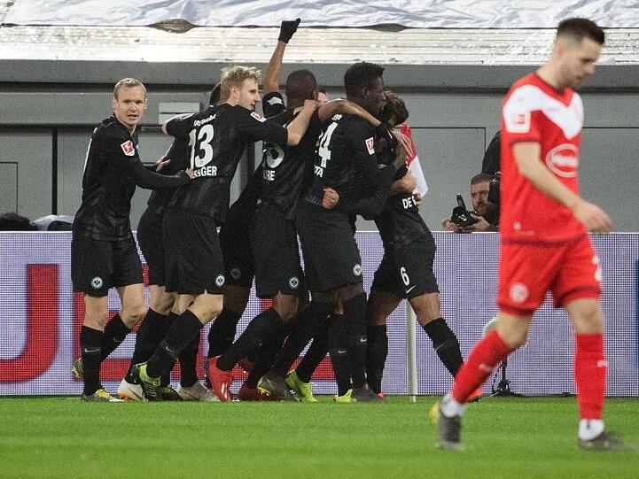 Die Frankfurter feiern das 1:0 gegen Fortuna Düsseldorf.