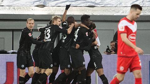 Die Frankfurter feiern das 1:0 gegen Fortuna Düsseldorf.
