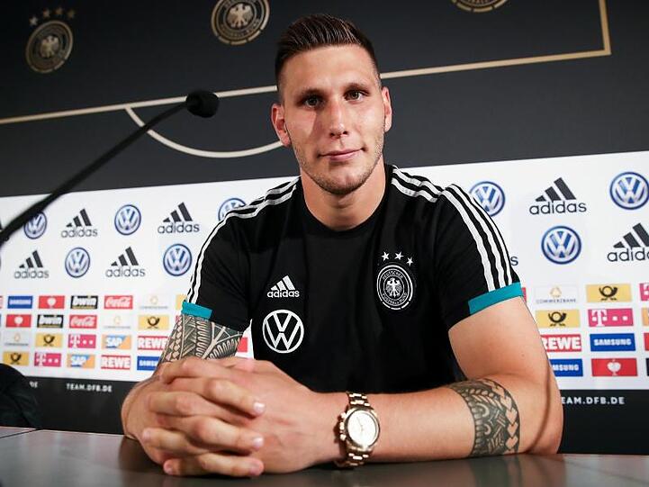 Niklas Süle bei einer Pressekonferenz. Foto: Christian Charisius/dpa/Archivbild
