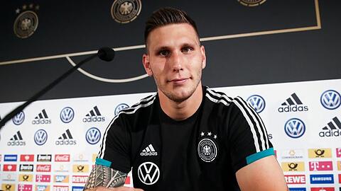 Niklas Süle bei einer Pressekonferenz. Foto: Christian Charisius/dpa/Archivbild