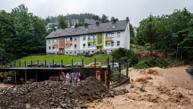 Auch in Altena im Sauerland haben die starken Regenfälle viele Schäden verursacht. Die Einsatzkräfte kämpfen gegen Wasser-, Erd- und Geröllmassen.